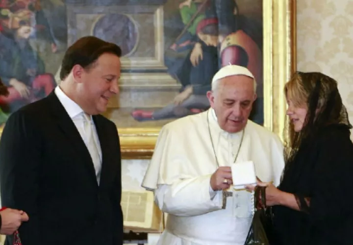 El presidente Juan Carlos Varela ha sido criticado en reiteradas ocasiones por su apoyo a las iglesias católicas con fondo del Estado.