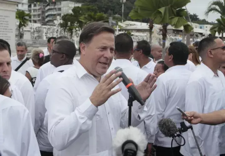Juan Carlos Varela habló de varios temas durante su comparecencia en el cementerio Amador. Víctor Arosemena