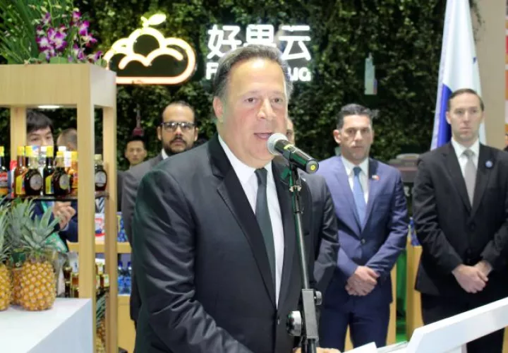 Juan Carlos Varela se encuentra en feria comercial de China, donde aprovechó para promocionar  su empresa familiar. /Foto EFE