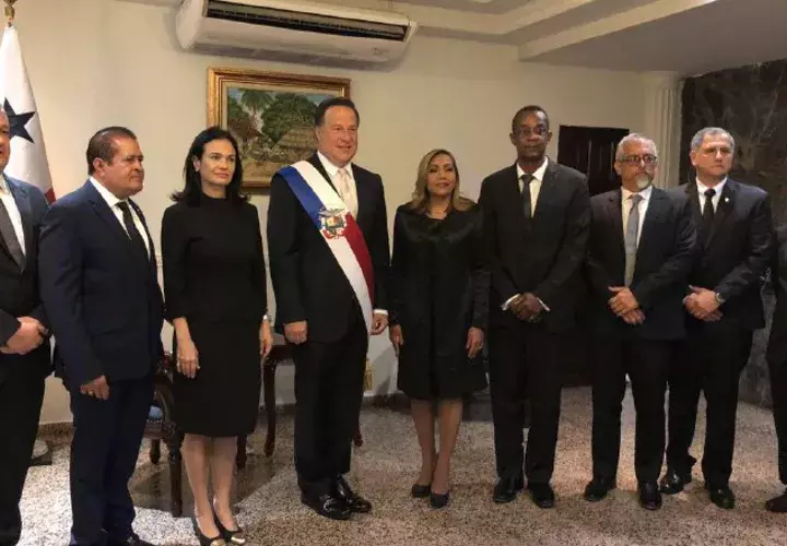El presidente Juan Carlos Varela junto a la presidenta de la Asamblea, Yanibel Ábrego, y miembros de la comitiva de diputados que fueron a buscar al mandatario a la Presidencia. /Foto Cortesía