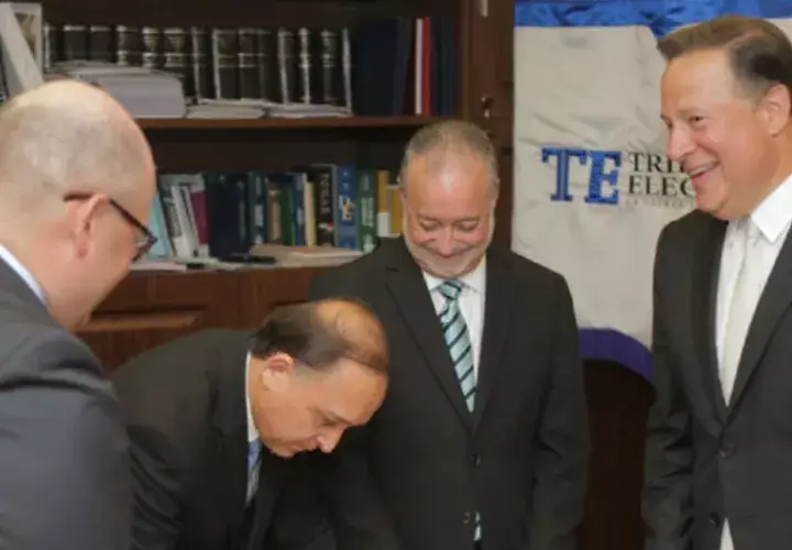 El presidente del Tribunal Electoral, Heriberto Araúz, junto a sus colegas, recibe la nota del mandatario. Foto TE