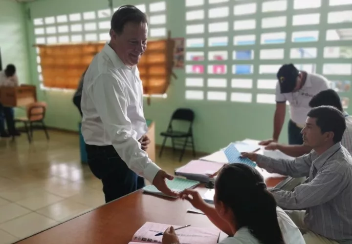 El presidente Juan Carlos Varela votó este domingo 5 de mayo en la escuela Ildaura Vieto en Pesé, Herrera.