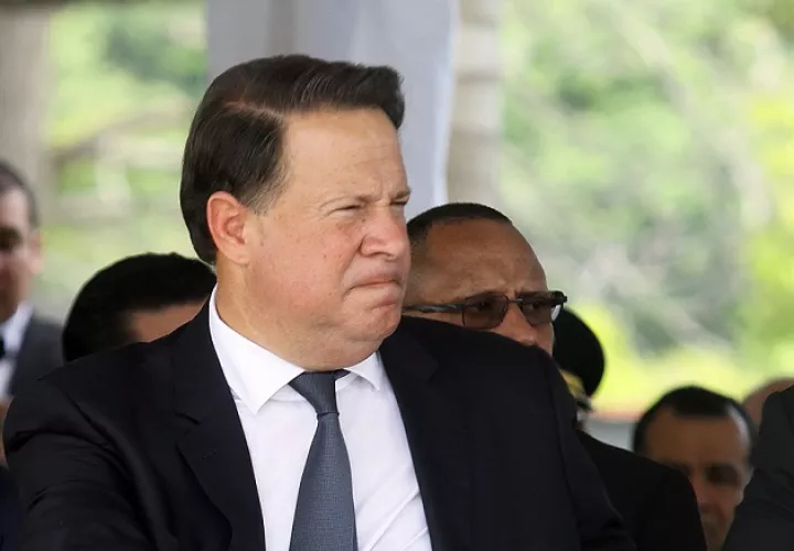 Sidney Sittón y Miguel Antonio Bernal, denunciaron ayer a Juan Carlos Varela ante el Ministerio Público.