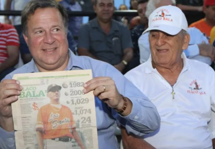 Juan Carlos Varela se tomó la foto con la publicación del Panamá América, mientras disfrutaba del partido desde las gradas. 