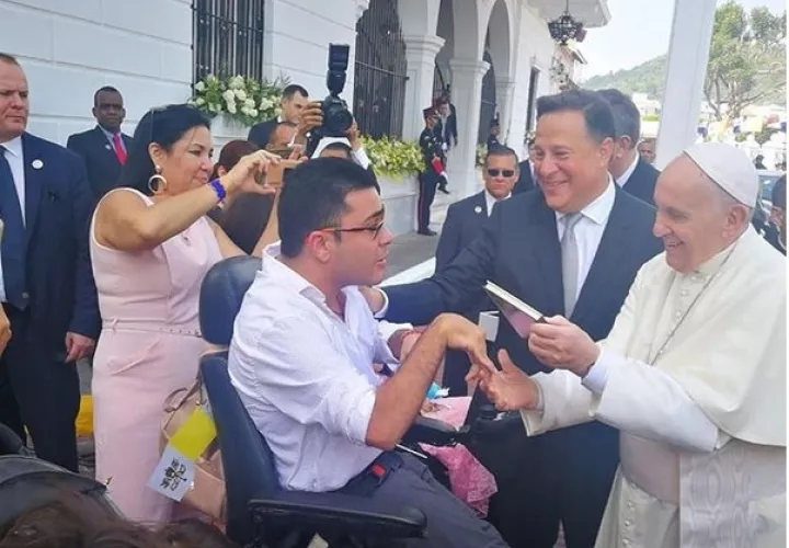 Juanpi Dolande y el Papa Francisco.