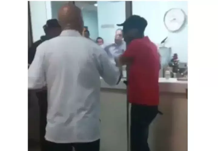 Jubilado rompe vidrio de una farmacia de la CSS por falta de medicamentos. Foto: Redes sociales.