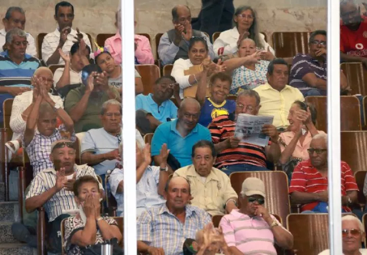 Los jubilados se quedaron esperando el debate de los proyectos que les interesa. Foto de cortesía