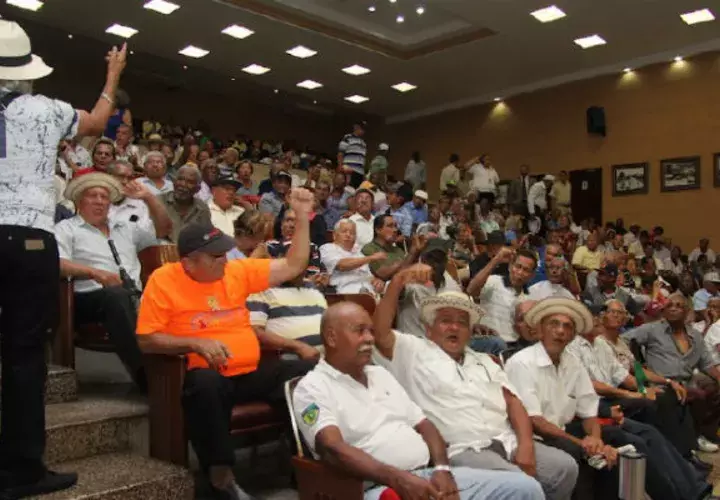 Los jubilados y pensionados han advertido que tomarán acciones para exigir al presidente Juan Carlos Varela que sancione el proyecto de aumento a sus pensiones.