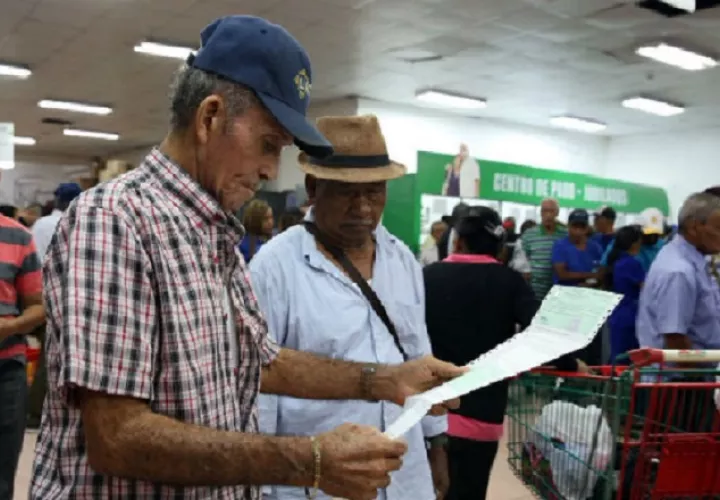 Debido a pensiones bajas y préstamos bancarios, los jubilados se quedan sin dinero para hacerle frente a sus necesidades.
