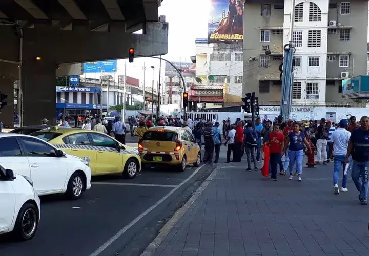 Jubilados pondrán denuncias luego de agresiones de agentes policiales. Foto: Panamá América.