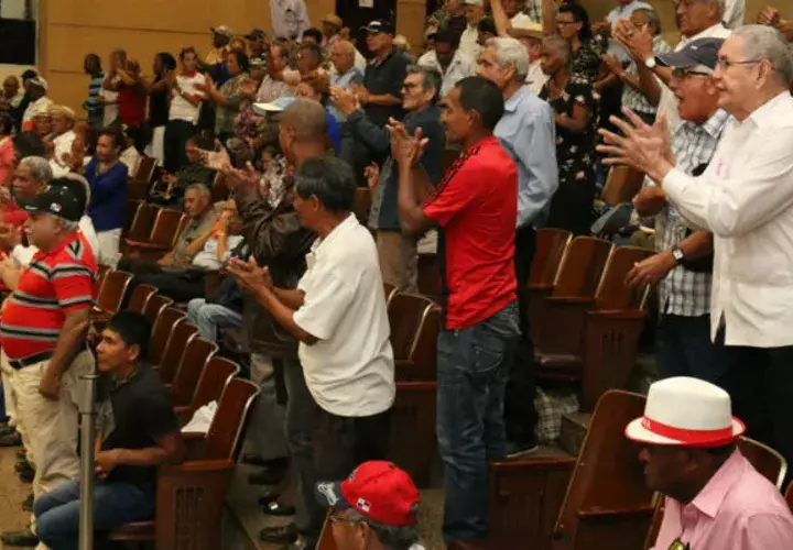 El proyecto da cobertura a los jubilados y pensionados que obtienen pensiones inferiores a los $1,500 mensuales.