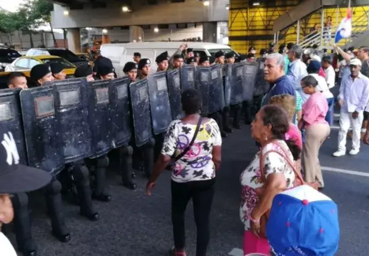 Durante una manifestación, los jubilados fueron rociados con gas pimienta.