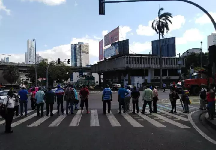 Jubilados cerraron en la plaza 5 de Mayo.