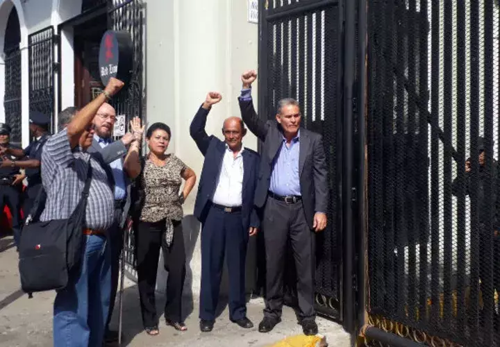 Jubilados tenían prevista una reunión hoy a las 9:00 a.m. Foto:@kelyrodriguezvi