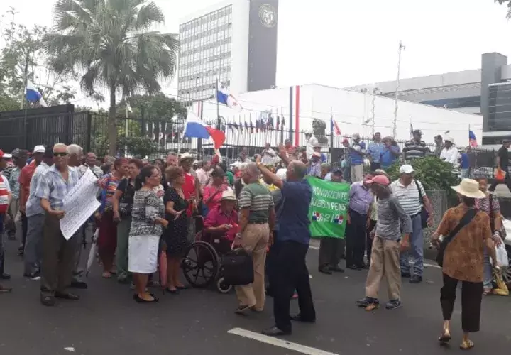 Los jubilados esperarán al presidente Juan Carlos Varela en los predios de la Asamblea.  Archivo