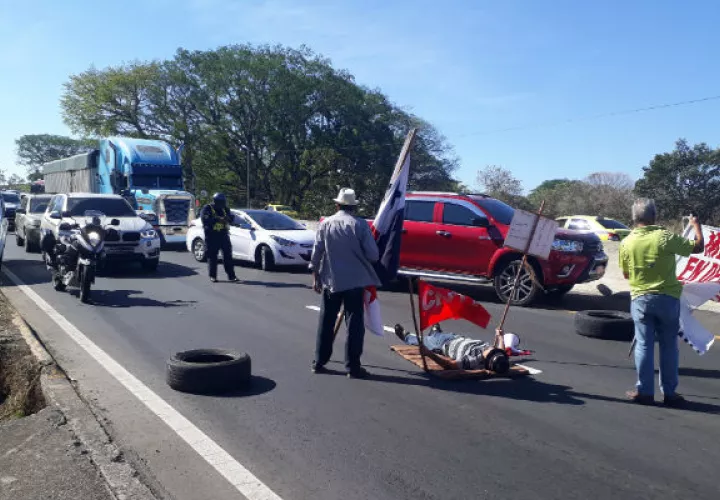 Ocasionaron un tranque enorme en la vía Interamericana. Foto. José Vásquez. 