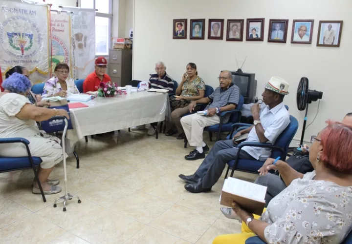 Asociaciones relacionadas con grupos de adultos mayores se reunieron para afinar detalles sobre los Juegos Regionales de la Tercera Edad.