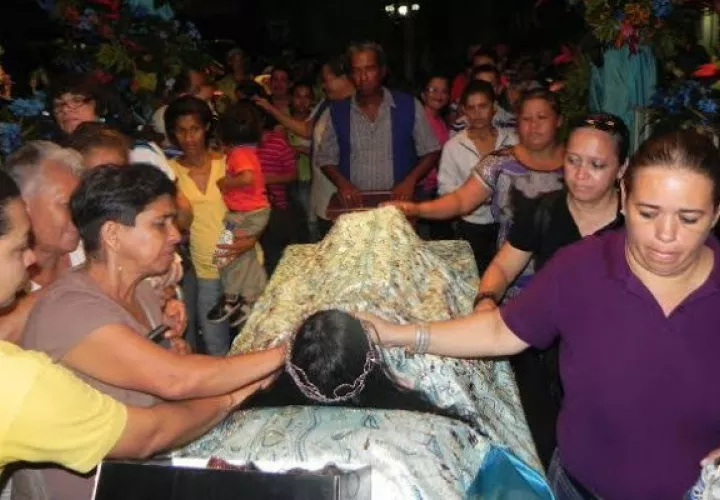 Niños, jóvenes, adultos y hasta ancianos recorren grandes distancias hasta Alanje. Foto: Mayra Madrid .