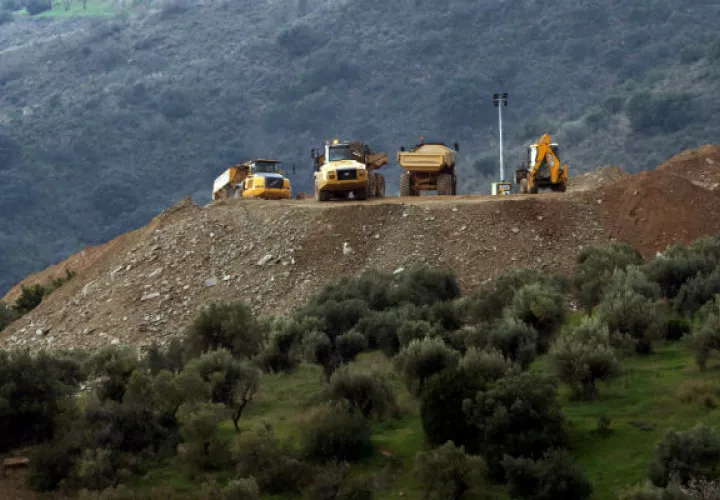 García reconoció que este nuevo plazo "se aleja un poco" del previsto inicialmente, al haberse hallado un estrato rocoso de pizarra en las excavaciones, lo que "ralentiza" los movimientos de tierra.