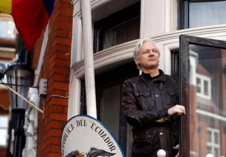 Julian Assange, retenido en una cárcel de máxima seguridad, fue condenado hace dos semanas por un tribunal británico a 50 semanas de cárcel por violar las condiciones de libertad condicional en 2012. FOTO/AP