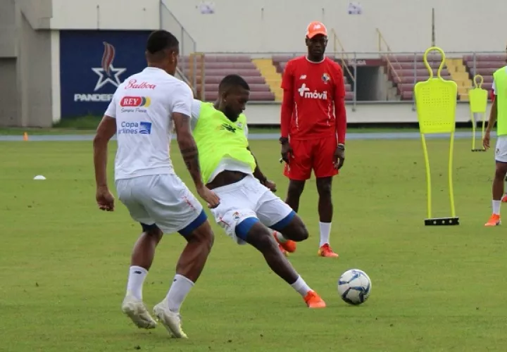 Julio  Dely  dirige los entrenamientos.
