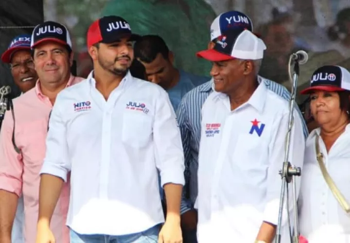 El expresidente Martín Torrijos (izq.) apoyó a Julio Mendoza (centro) en la campaña electoral. 