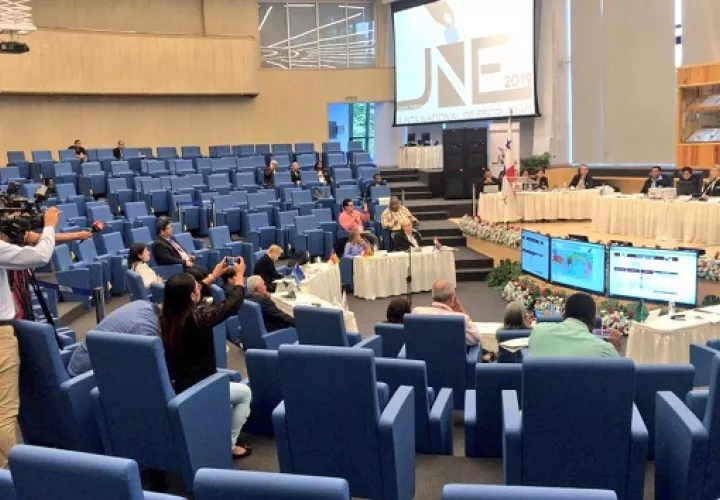 La Junta Nacional de Escrutinio esta conformada por 9 miembros.