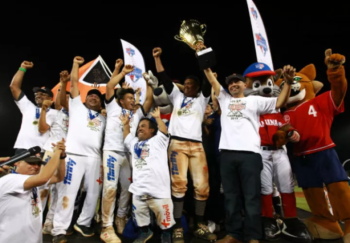 Jugadores de Los Santos festejan con el título. Foto:Anayansi Gamez