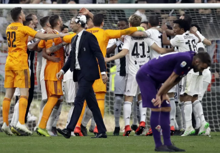 Jugadores de la Juventus celebran, luego de vencer a la Fiorentina. Foto:AP