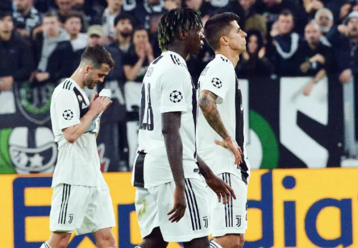 Jugadores de la Juventus lamentan la eliminación de la Liga de Campeones. Foto:EFE