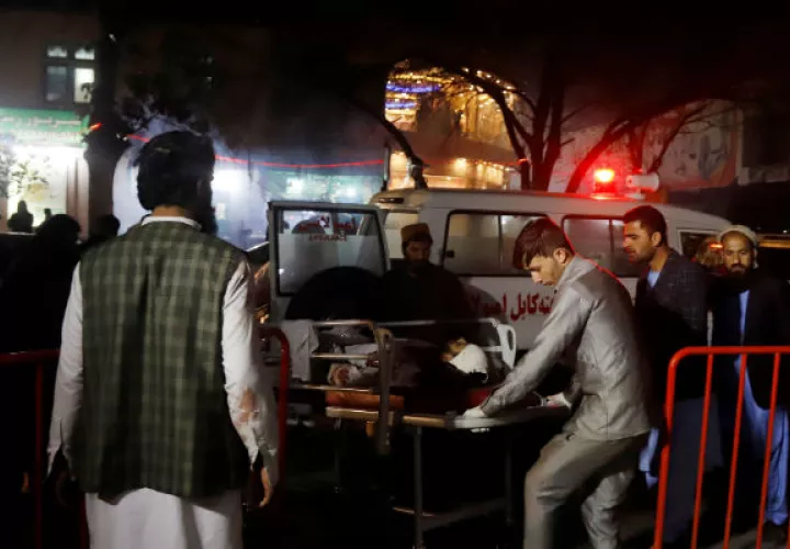 Miembros de los servicios de emergencia transportan en camilla a un herido tras el ataque suicida en Kabul. EFE