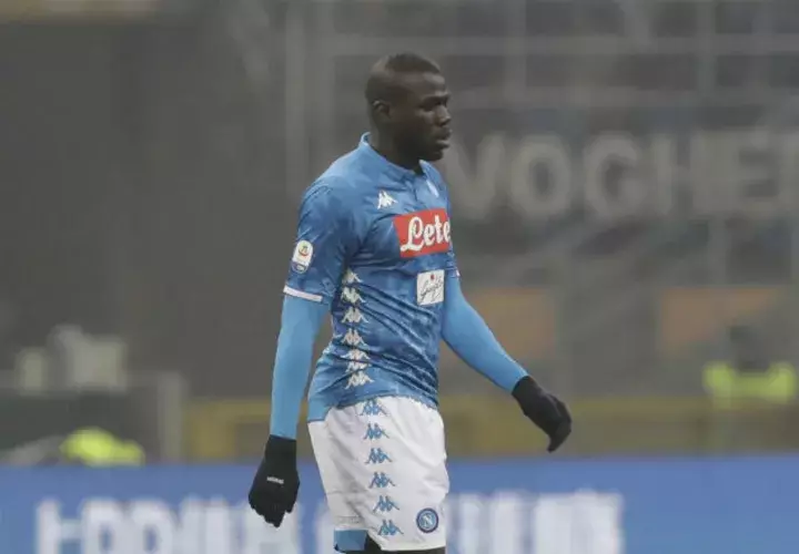 Kalidou Koulibaly sale expulsado. Foto AP