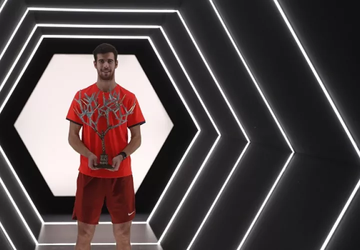 Karen Khachanov  con su trofeo.