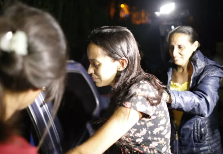 Karen Palacios (centro), sale de la prisión acompañada de familiares. Foto: AP.: 