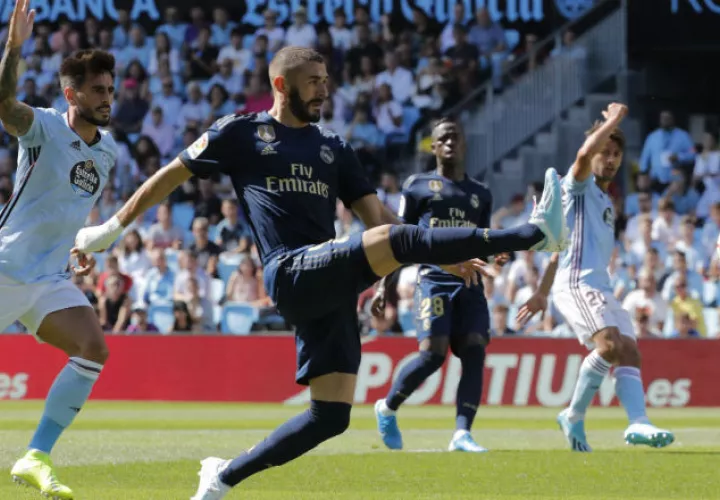 Karim Benzema aprovechó el regalo de Gareth Bale para abrir el marcador. Foto EFE