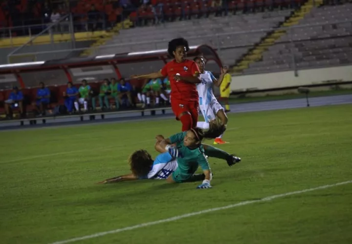 Karla Riley (rojo) de Panamá intena eludir a la portera de Sabrina Botran de Guatemala. Foto:Anayansi Gamez