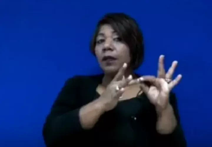 Karla Mackay, intérprete de señas del Iphe.