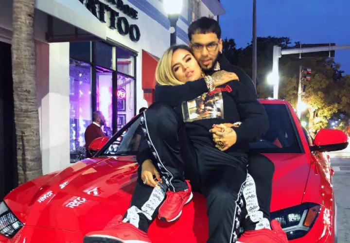 Las imágenes muestra a Karol G y Anuel AA discutiendo.
