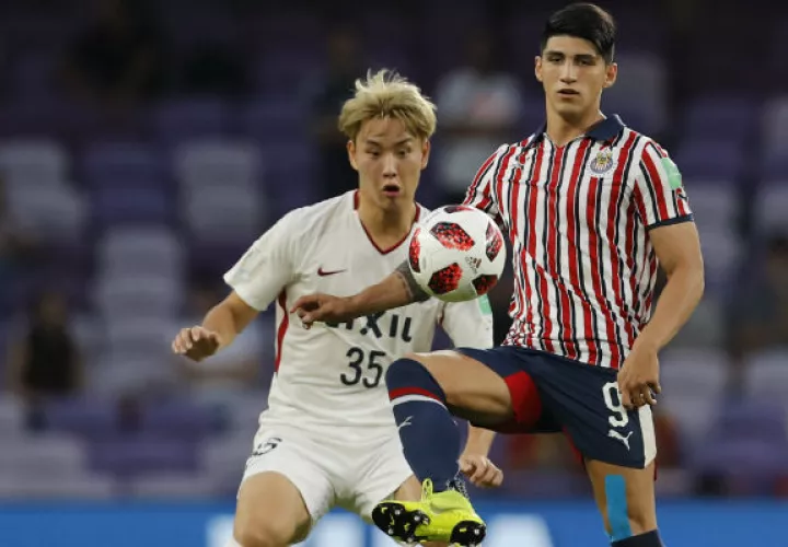 Alan Pulido, de Chivas, y  Seunghyun Jung, del Kashima Antlers. /Foto AP 