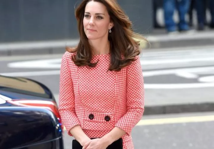 La publicación afirma que, de acuerdo con una fuente, la esposa del príncipe William se sorprendió con la noticia de que espera su cuarto bebé.