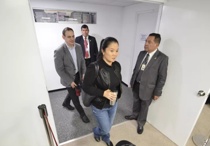 La sentencia fue leída al final de una maratónica sesión que se prolongó por casi nueve horas en las que el juez leyó pruebas de cargo y descargo, y transcripciones de conversaciones de testigos identificados y protegidos. FOTO/EFE