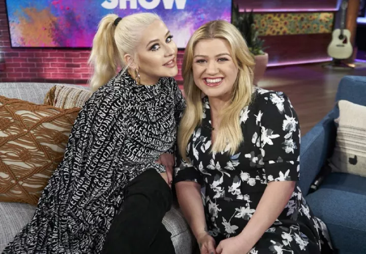 Las cantantes Kelly Clarkson y Christina Aguilera se irán de gira musical acompañadas de sus hijos. 