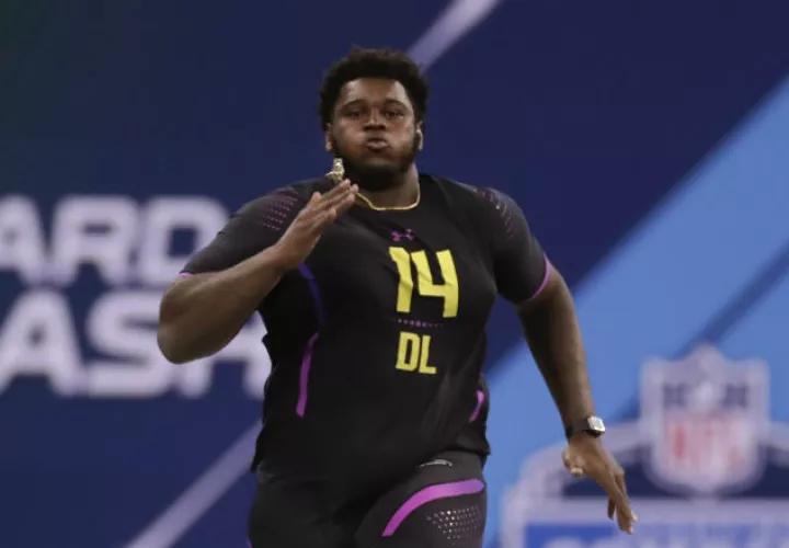 Kendrick Norton corre las 40 yardas durante una sesión de pruebas  de la NFL. Foto AP