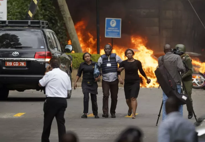 Fuerzas de seguridad evacuan civiles. Foto: AP.
