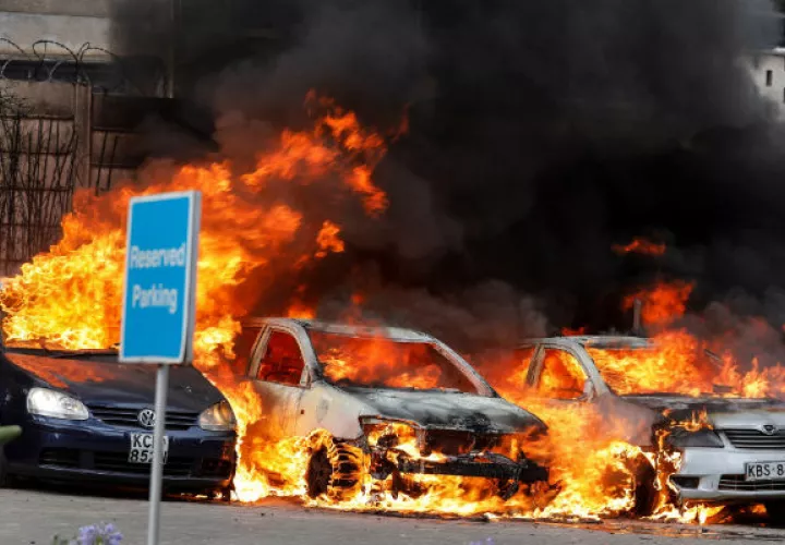 Coches arden tras el tiroteo y explosiones en el hotel. Foto: EFE.