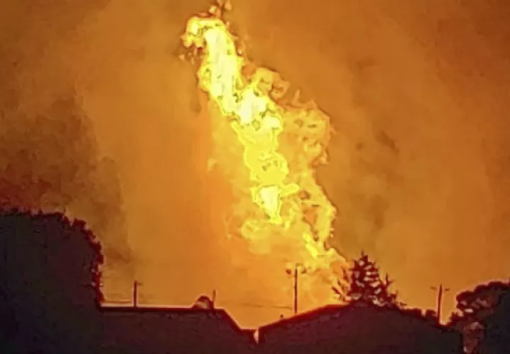 Las llamas alcanzaron una altura de más de 90 metros. Foto: AP.
