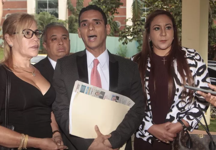 Kevin Moncada (centro), Jessica Canto (dcha.) y Shirley Castañeda interpusieron una denuncia penal en contra de la procuradora Kenia Porcell. 