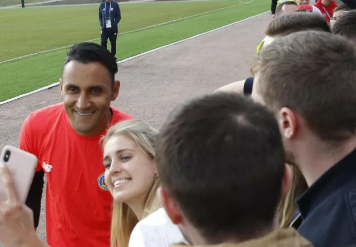 Keylor Navas comparte con fanáticos del Real Madrid. Foto EFE