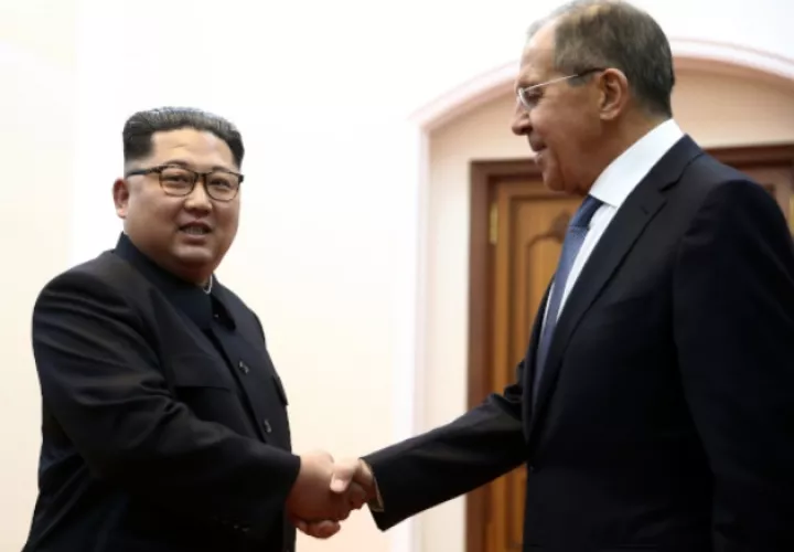 El líder coreano Kim Jong Un, a la izquierda, y el Ministro de Relaciones Exteriores de Rusia, Sergei Lavrov, se dan la mano durante una reunión en Pyongyang, Corea del Norte. Corea del Norte. FOTO/AP