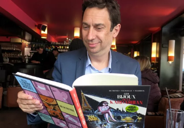 El coescritor del cómic 'Las joyas de la Kardashian', François Vignolle, posa con una de sus obras.  Foto: Cortesía